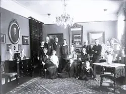 Grupporträtt av, troligen, en familj.