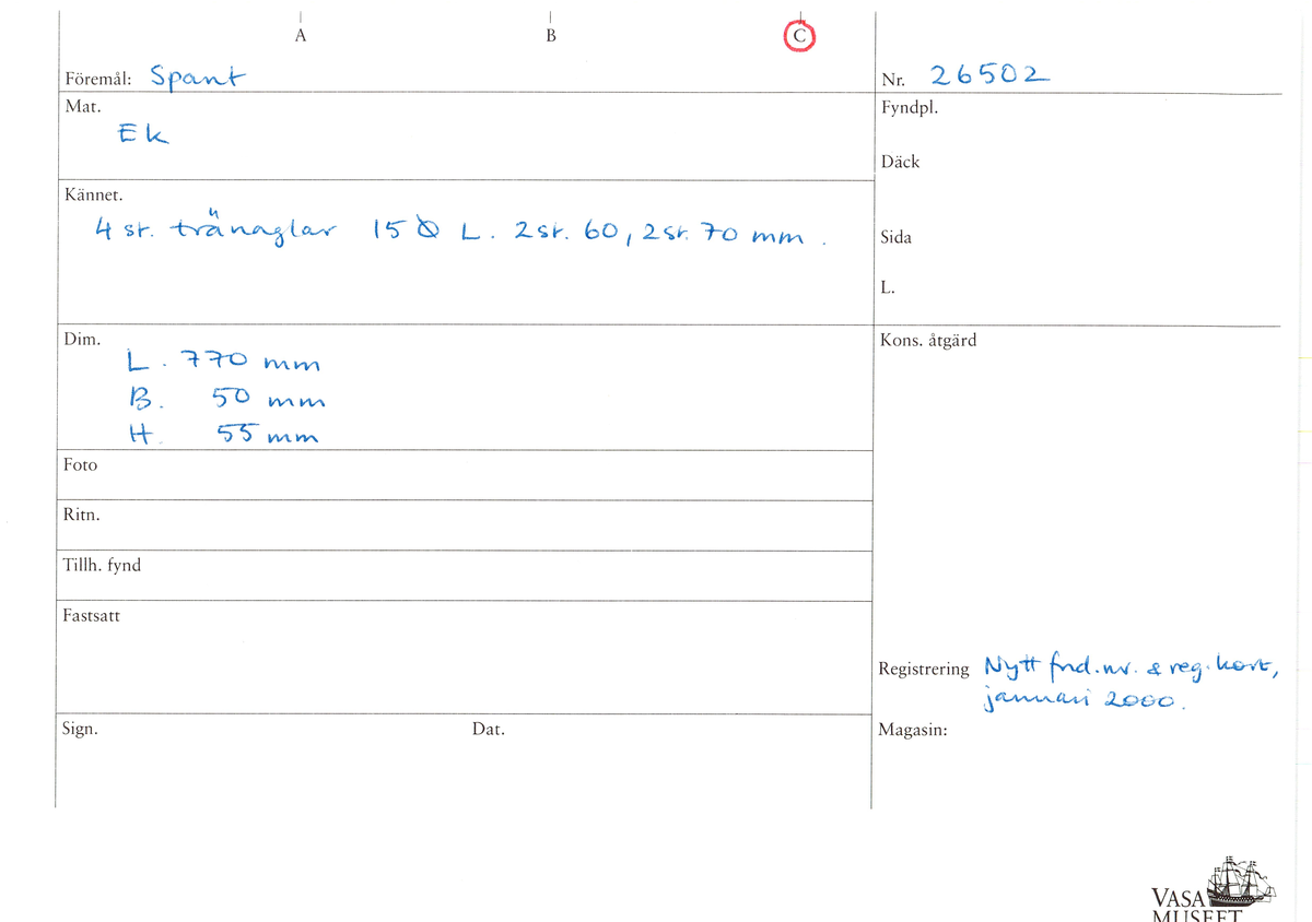 Del av spant. Samtliga kanter är välbevarade. Ett klinkhak. Fyra dymlingshål med kvarsittande dymlingar. Åtta rektangulära spikhål på över- och undersida. Ytan är relativt anfrätt.