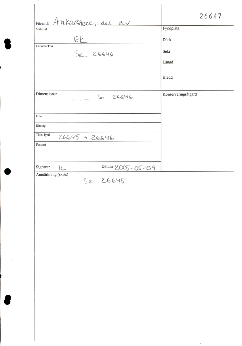 Ankarstock. Ena halvan av en ankarstock som är sammanfogade med den andra halvan med 8 dymlingar samt två bultar. Två kilar håller ankaret på plats.