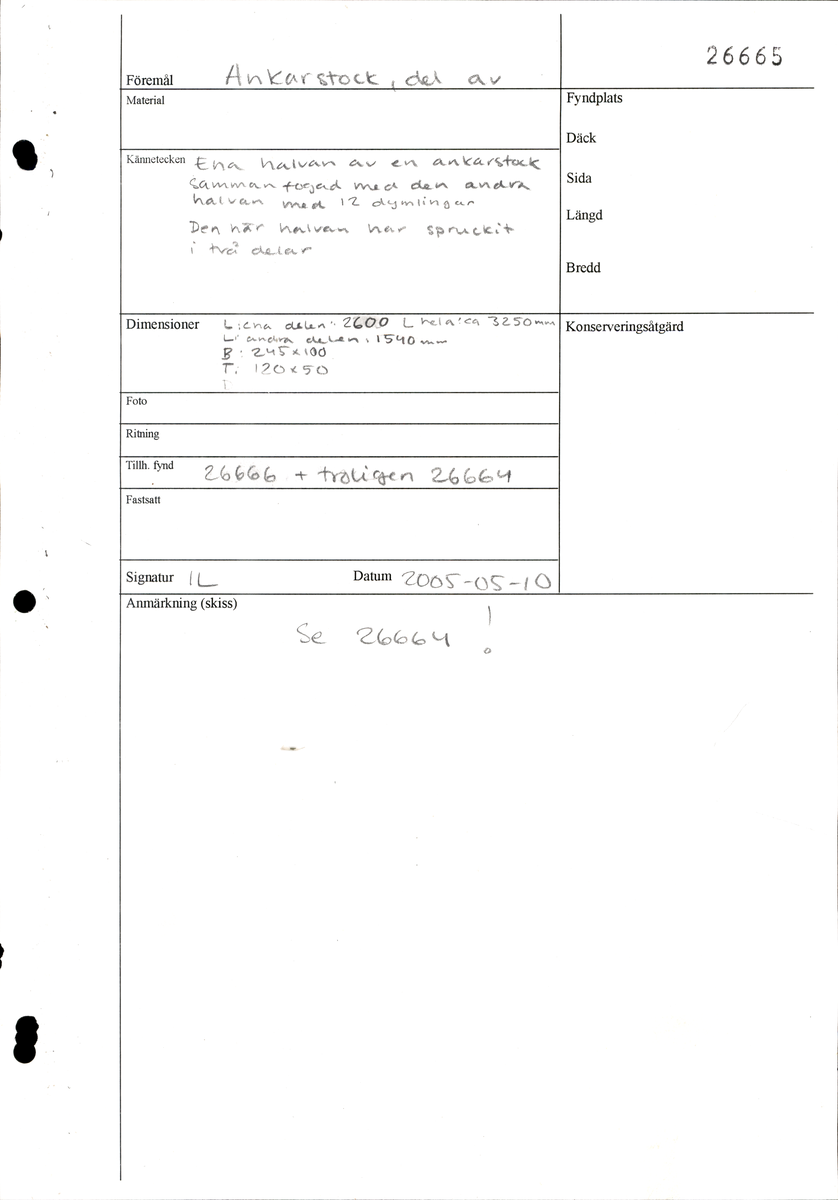 Ankarstock som ursprungligen består av två sammanfogade delar. Den sammanfogade stocken har sedan spruckit tvärsöver i två delar.  Ena halvan av en ankarstock sammanfogad med den andra halvan med 12 dymlingar.