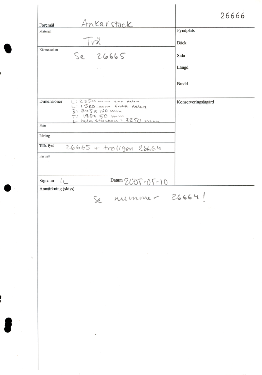 Ankarstock som ursprungligen består av två sammanfogade delar. Den sammanfogade stocken har sedan spruckit tvärsöver i två delar.  Ena halvan av en ankarstock är ammanfogad med den andra halvan med 12 dymlingar. Ena halvan av en ankarstock sammanfogad med den andra halvan med 12 dymlingar.