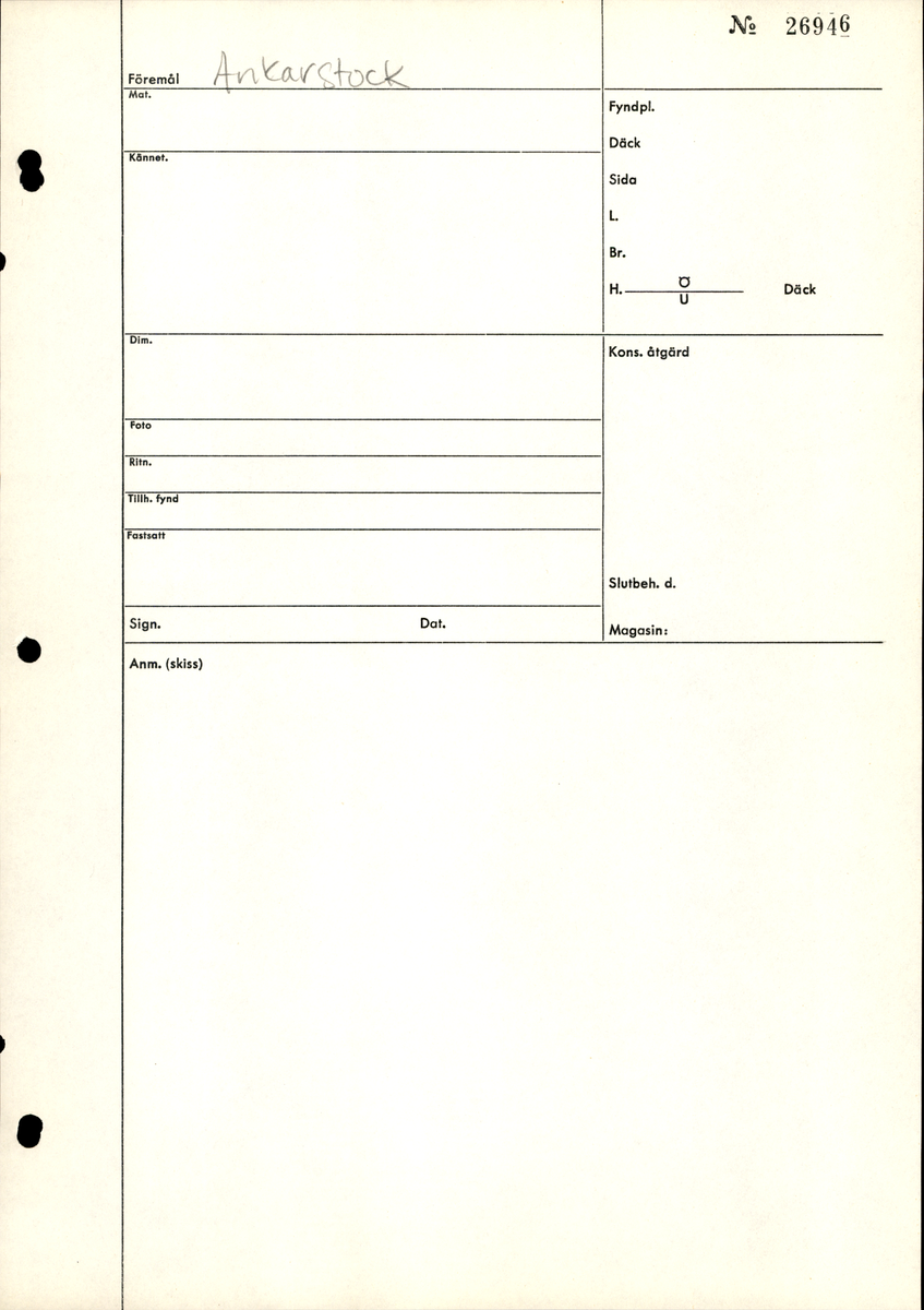 Del av ankarstock.
Stocken är lätt svängt med avsmalnande ändar. 32 genomgående dymlingshål varav 28 stycken har kvarsittande trädymlingar. Mitt på finns ett korsformat urtag för ankaret. Rostfläckar i urtaget.