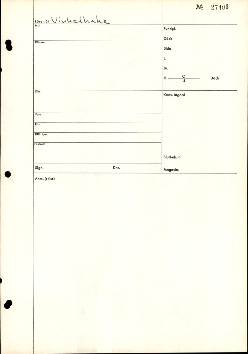 En vinkelhake, s k smygvinkel.

Skaftet är försett med sex stycken ristade skåror som markerar tum. I ena skaftänden sitter ett nytillverkat, ledat, järnblad. Bladet är fäst med en nytillverkad järnsplint. I skaftets ena ände, närmast bladet, löper en skåra eller ett spår. Spåret är mellan 68 och 80 mm djupt.

Smygvinkeln är i gott skick.

För mer information se Dokumentationsblankett under Referenser – Länkade filer.
