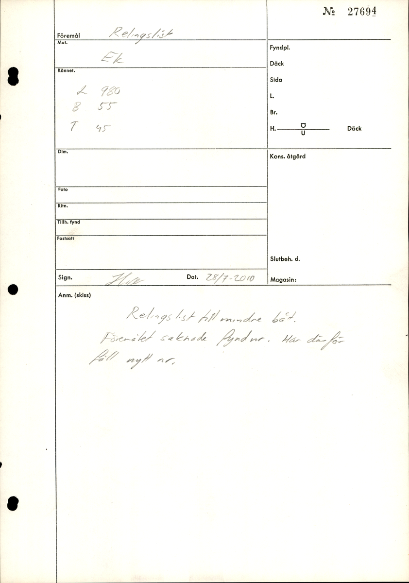 Relingslist. Den ena kortänden är uppfläkt. Den andra kortänden avslutas med en snedfasning, sannolikt en lask. Den andra slutar tvärt i sambands med en ursparning (sannolikt platsen för en årtull). Tolv stycken ej genomgående spikar i vad som sannolikt är den sida som vetter mot bordläggningen indikerar att den har spikats fast utifrån. Ett kraftigt genomgående hål syns i anslutning till ursparningarna för årtullarna. Spikhål syns i dessa avtrycks hörnor. På den sidan som vänder mot bordsidan och på undersidan syns snedfasade urtag, sannolikt för topparna till intimmer. I dessa urtagningar kan man skönja tydliga verktygsspår.