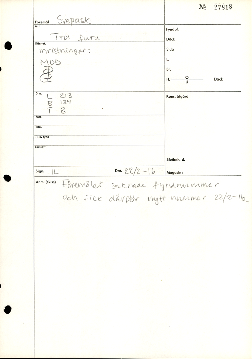 Lock till svepask. 
Två inristningar finns på locket: bokstäverna MOD samt ett bomärke eller möjligen ett monogram.
Två träpligg på lockets ena ytterkant. Övriga kanter är skadade.
