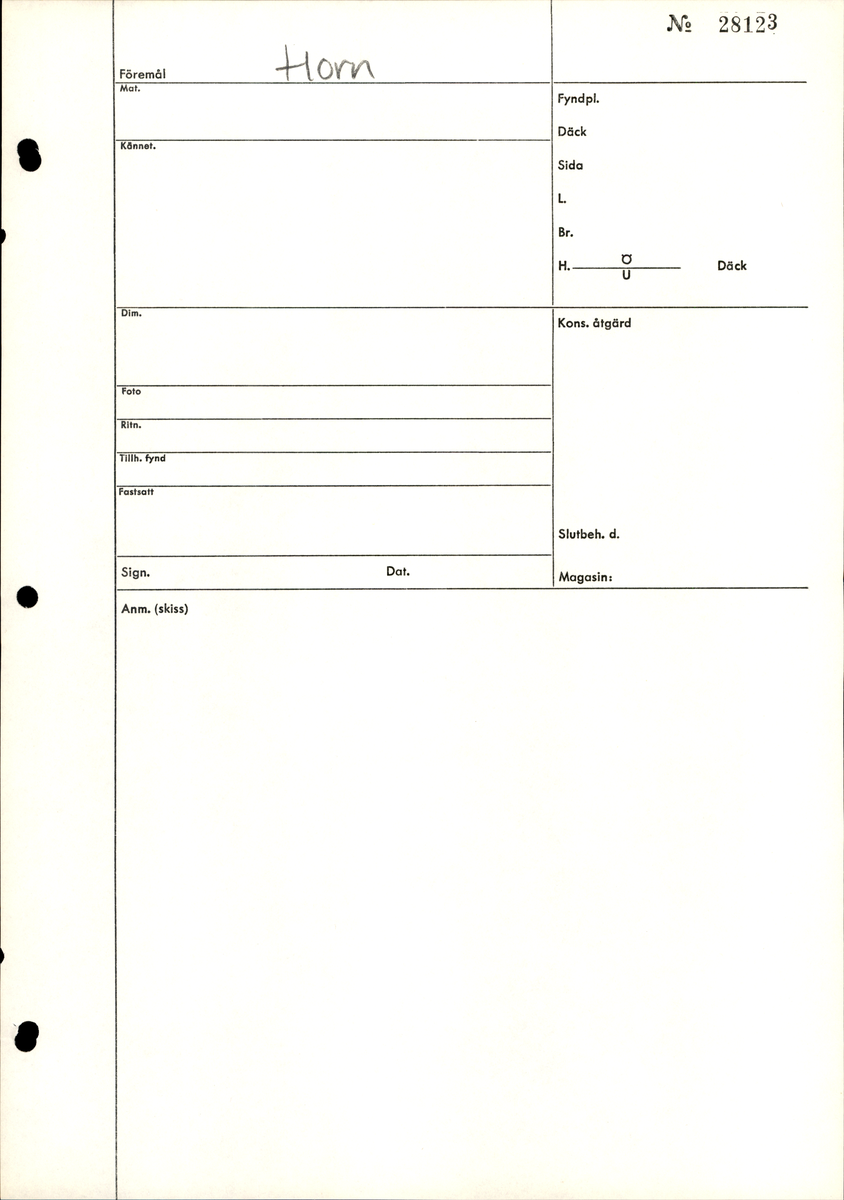 Fragment av horn. Avbruten i ena änden och sågad diagonalt till en spets i den andra änden. Ena sågytan har slipad sida. Hornets ursprungliga yta är bortnött och ytan känns närmast som torkat trä.