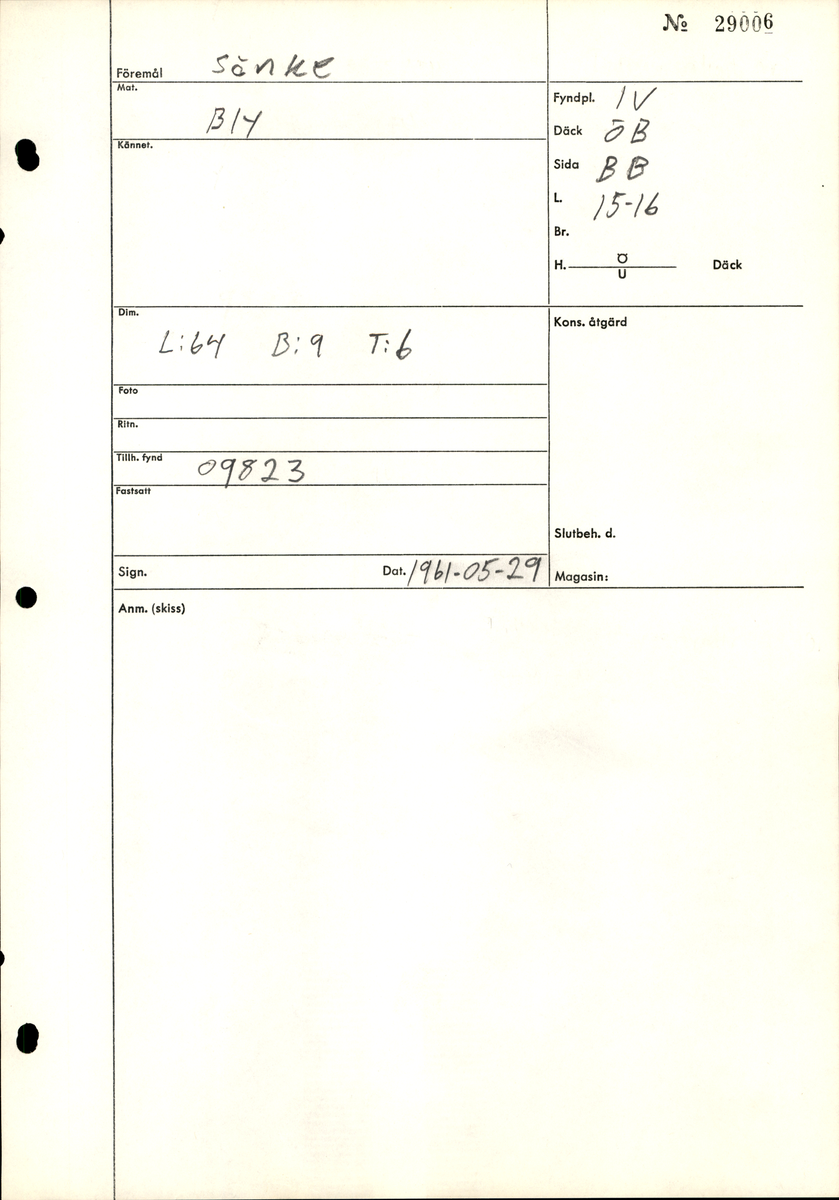 Sänket består av vikt blybit. Sänket har tydliga märken efter det verktyg som pressat ihop sänket runt garntråden. Sänket är i gott skick.

Text in English: Lead sinker in the shape of a flat tube. The rectangular piece of lead is folded vertically in half and has visible tool marks from the folding process. The yarn is pushed through the hole. Grey mat in colour. In good condition.