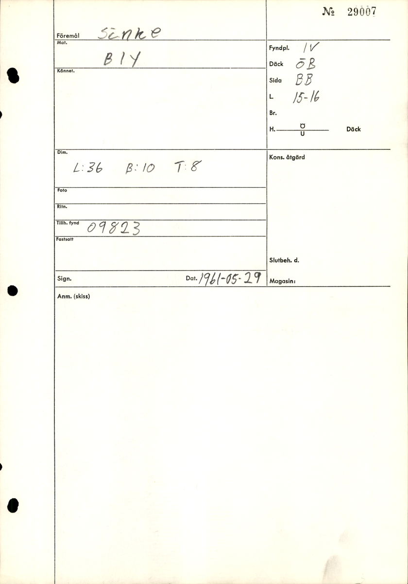 Sänket består av en blybit som rullats runt en lina. Sänket har tydliga märken efter det verktyg som använts för att pressa ihop sänket runt linan. Sänket är något fragmentariskt i ändarna.

Text in English: Lead sinker in the shape of a small tube. The rectangular piece of lead is rolled round a yarn. It has visible tool marks from the rolling process. Grey mat in colour. The ends are somewhat fragmentary.