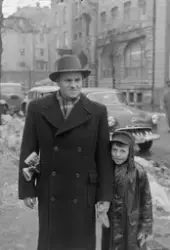 Intervju med tilfeldige personer om barna kan gå på kino