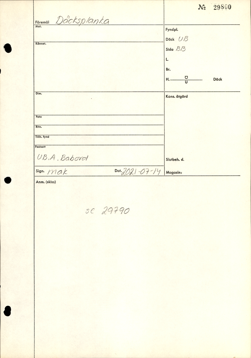 Däcksplanka.
27 genomgående spikhål. Spikhålen är original från när skeppet byggdes. Originalspikarna är bortrostade. Efter bärgningen monterades däcksplankan med rostfri fransk träskruv samt bricka. Vid demonteringen 2023 lossades alla skruvar. De brickor som gick att ta bort togs bort. En del satt så djupt i träet att det inte gick att demontera dem utan att skada plankan. Dessa brickor fick därför sitta kvar. 
Tydliga avtryck från balkar och ribbor på undersidan som även är täckt av ytliga sprickor och har rostfläckar.