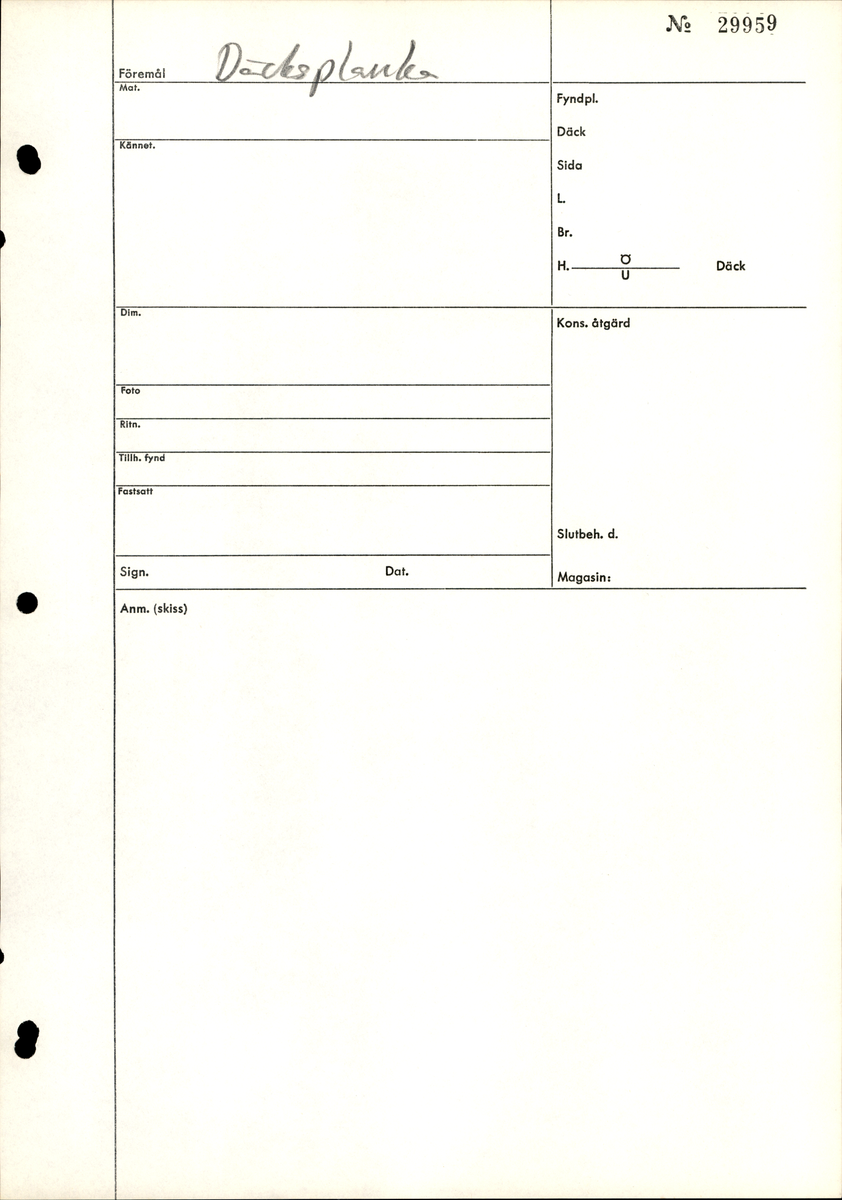 Däcksplanka.
Ena änden är snedskuren.
Tio genomgående spikhål. Spikhålen är original från när skeppet byggdes. Originalspikarna är bortrostade. Efter bärgningen monterades däcksplankan med rostfri fransk träskruv samt bricka. Vid demonteringen 2023 lossades alla skruvar. De brickor som gick att ta bort togs bort. En del satt så djupt i träet att det inte gick att demontera dem utan att skada plankan. Dessa brickor fick därför sitta kvar. 
Tydliga avtryck från balkar samt huggmärken på undersidan.