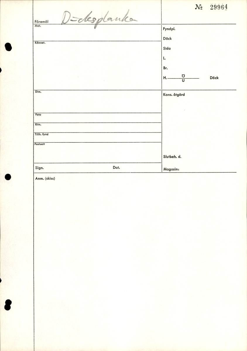 Däcksplanka.
Åtta genomgående spikhål på vardera sida av plankan. Två ej genomgående hål i ena änden. Spikhålen är original från när skeppet byggdes. Originalspikarna är bortrostade. Efter bärgningen monterades däcksplankan med rostfri fransk träskruv samt bricka. Vid demonteringen 2023 lossades alla skruvar. De brickor som gick att ta bort togs bort. En del satt så djupt i träet att det inte gick att demontera dem utan att skada plankan. Dessa brickor fick därför sitta kvar. 
Tydliga avtryck från balkar samt huggmärken på undersidan. Spår av en kvist där ett parti saknas på undersidan.