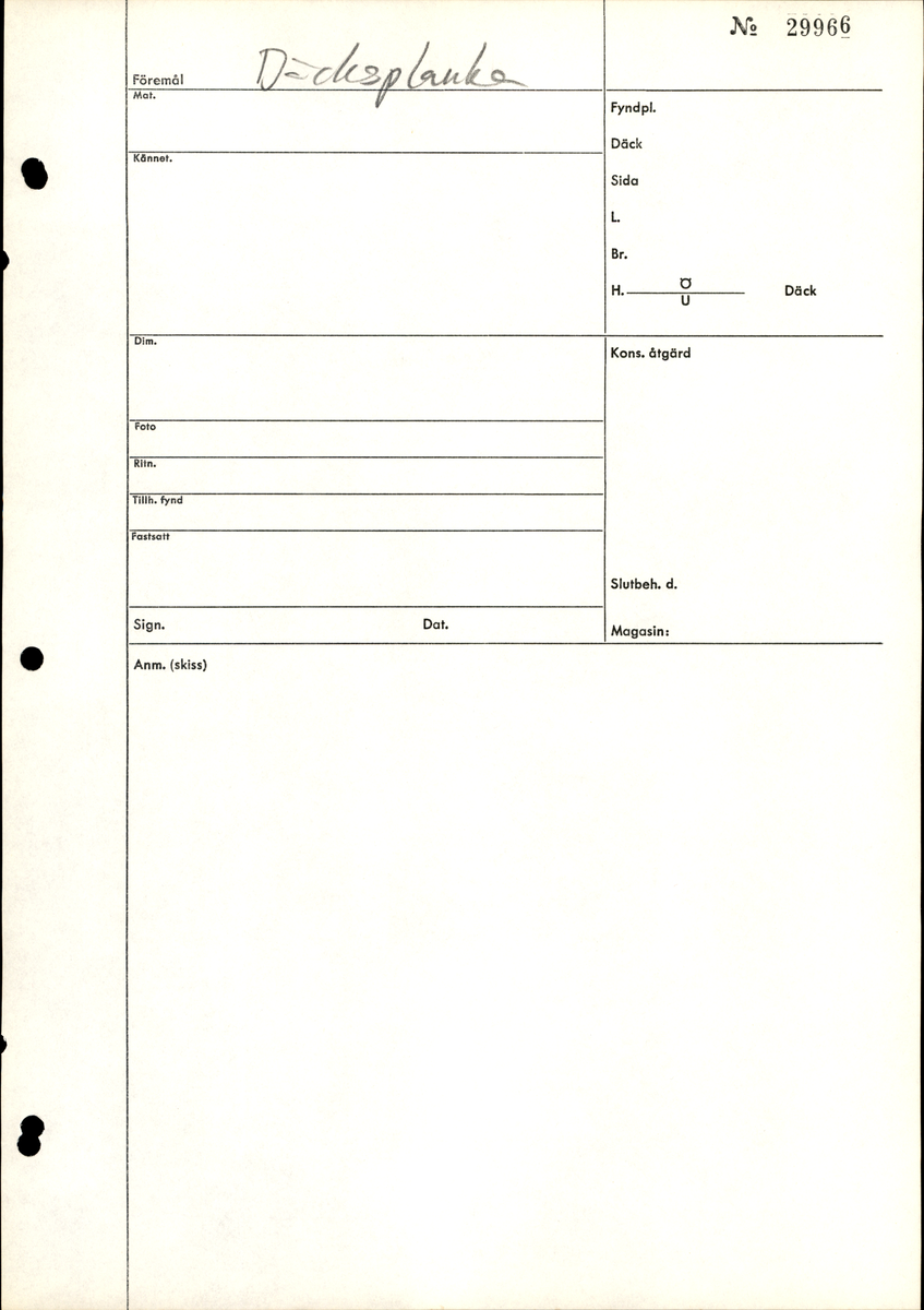 Däcksplanka.
Ena änden är snedskuren.
34 genomgående spikhål. Spikhålen är original från när skeppet byggdes. Originalspikarna är bortrostade. Efter bärgningen monterades däcksplankan med rostfri fransk träskruv samt bricka. Vid demonteringen 2023 lossades alla skruvar. De brickor som gick att ta bort togs bort. En del satt så djupt i träet att det inte gick att demontera dem utan att skada plankan. Dessa brickor fick därför sitta kvar. 
En trädymling i ena änden.
Tydliga avtryck från balkar och ribbor på undersidan som även är täckt av ytliga sprickor och har fläckar av rost.