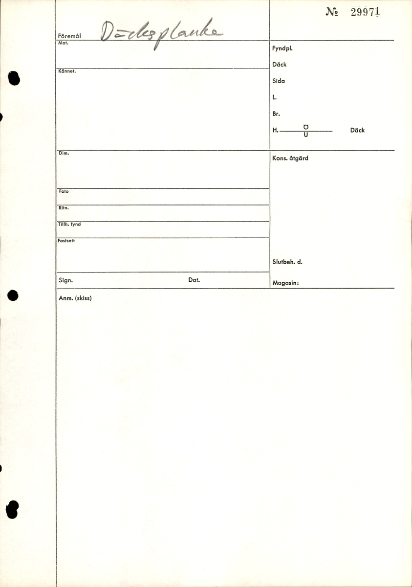 Däcksplanka.
Ena änden är snedskuren. Fyra genomgående spikhål längs plankans mitt, 22 längs den ena sidan och 23 längs med den andra.
Spikhålen är original från när skeppet byggdes. Originalspikarna är bortrostade. Efter bärgningen monterades däcksplankan med rostfri fransk träskruv samt bricka. Vid demonteringen 2023 lossades alla skruvar. De brickor som gick att ta bort togs bort. En del satt så djupt i träet att det inte gick att demontera dem utan att skada plankan. Dessa brickor fick därför sitta kvar. 
Tydliga avtryck från balkar och ribbor på undersidan som även har stora rostkrustor. Undersidan är täckt av ytliga sprickor samt en skada från en stor kvist där en del av plankan saknas.