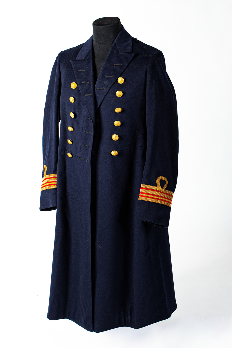 Kappa som hör till uniformen som användes av marinläkaren Anders Rudolf Prag.
Anders Prag kom tili Karlskrona 1929 som marinläkare, dispensärläkare och privatpraktiserande läkare, där hans största intresse alltid varit pediatriken, hans huvudintresse och specialitet. Anders Prag har här i staden gjort ett verkligt pionjärarbete i det att han startat barnavårdscentralsverksamheten, om vilken han aven hallit föreläsningar i Karlskrona läkareforening. I föreningen har han varit sekreterare och ordförande. Som marinläkare har Anders nått l:e marinläkargraden. De gåger han underhillit kollegerna med sång till luta, då hans sonora stamma klingat så vackert har varit verkliga högtidsstunder (ur Karlskrona Lakareförening 120 år Från hot om prygelstraff till fastställd arbetstid, SVEN SVENNERUD och HOLGER HOLMGREN 1978). "Gradbeteckningar med olikfärgat kläde mellan galonerna för civilmilitära tjänstemän med specialutbildning inom marinen; rött för marinläkare, vitt för marinintendent och lila för mariningenjör." S. 23 Flottans sjöofficersuniformer i Sjöhistoriska museets samlingar. Nils-Erik Melinder. Sida 38, samma skrift: "Från år 1937, utformades den för sjöofficeraren runda öglan till en rundad triangulär ögla, dessutom poängterad med olikfärgat kläde mellan galonerna. Statusen blev civilmilitär. Ett sammanhängande "öknamn" för den officerskategorin blev därför "päronklubben."