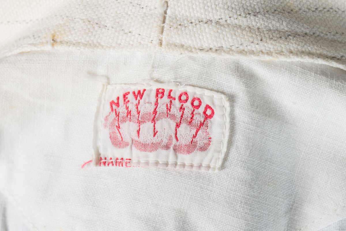 Väst som hör till uniformen som användes av marinläkaren Anders Rudolf Prag.
Anders Prag kom tili Karlskrona 1929 som marinläkare, dispensärläkare och privatpraktiserande läkare, där hans största intresse alltid varit pediatriken, hans huvudintresse och specialitet. Anders Prag har här i staden gjort ett verkligt pionjärarbete i det att han startat barnavårdscentralsverksamheten, om vilken han aven hallit föreläsningar i Karlskrona läkareforening. I föreningen har han varit sekreterare och ordförande. Som marinläkare har Anders nått l:e marinläkargraden. De gåger han underhillit kollegerna med sång till luta, då hans sonora stamma klingat så vackert har varit verkliga högtidsstunder (ur Karlskrona Lakareförening 120 år Från hot om prygelstraff till fastställd arbetstid, SVEN SVENNERUD och HOLGER HOLMGREN 1978). "Gradbeteckningar med olikfärgat kläde mellan galonerna för civilmilitära tjänstemän med specialutbildning inom marinen; rött för marinläkare, vitt för marinintendent och lila för mariningenjör." S. 23 Flottans sjöofficersuniformer i Sjöhistoriska museets samlingar. Nils-Erik Melinder. Sida 38, samma skrift: "Från år 1937, utformades den för sjöofficeraren runda öglan till en rundad triangulär ögla, dessutom poängterad med olikfärgat kläde mellan galonerna. Statusen blev civilmilitär. Ett sammanhängande "öknamn" för den officerskategorin blev därför "päronklubben."