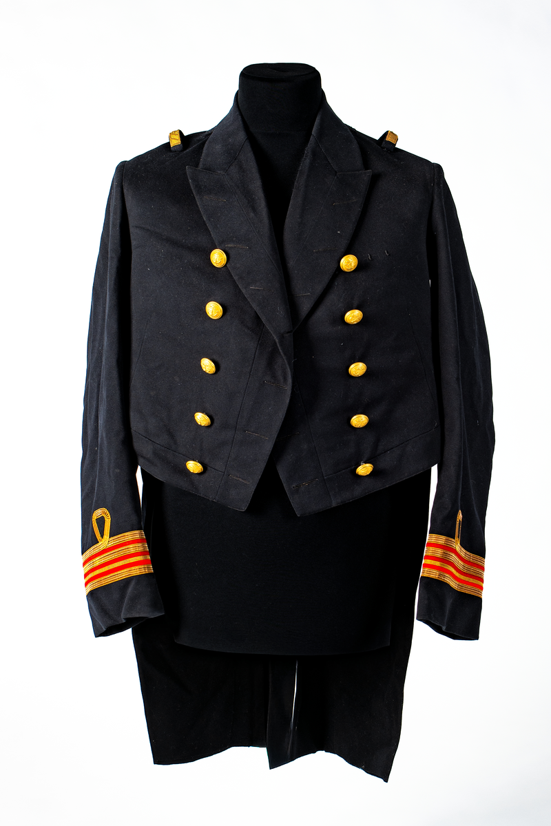 Jacka som hör till uniformen som användes av marinläkaren Anders Rudolf Prag.
Anders Prag kom tili Karlskrona 1929 som marinläkare, dispensärläkare och privatpraktiserande läkare, där hans största intresse alltid varit pediatriken, hans huvudintresse och specialitet. Anders Prag har här i staden gjort ett verkligt pionjärarbete i det att han startat barnavårdscentralsverksamheten, om vilken han aven hallit föreläsningar i Karlskrona läkareforening. I föreningen har han varit sekreterare och ordförande. Som marinläkare har Anders nått l:e marinläkargraden. De gåger han underhillit kollegerna med sång till luta, då hans sonora stamma klingat så vackert har varit verkliga högtidsstunder (ur Karlskrona Lakareförening 120 år Från hot om prygelstraff till fastställd arbetstid, SVEN SVENNERUD och HOLGER HOLMGREN 1978). "Gradbeteckningar med olikfärgat kläde mellan galonerna för civilmilitära tjänstemän med specialutbildning inom marinen; rött för marinläkare, vitt för marinintendent och lila för mariningenjör." S. 23 Flottans sjöofficersuniformer i Sjöhistoriska museets samlingar. Nils-Erik Melinder. Sida 38, samma skrift: "Från år 1937, utformades den för sjöofficeraren runda öglan till en rundad triangulär ögla, dessutom poängterad med olikfärgat kläde mellan galonerna. Statusen blev civilmilitär. Ett sammanhängande "öknamn" för den officerskategorin blev därför "päronklubben."