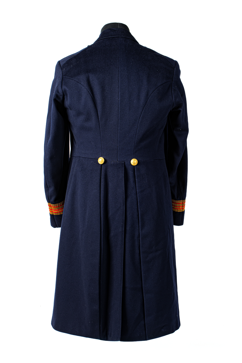 Kappa som hör till uniformen som användes av marinläkaren Anders Rudolf Prag.
Anders Prag kom tili Karlskrona 1929 som marinläkare, dispensärläkare och privatpraktiserande läkare, där hans största intresse alltid varit pediatriken, hans huvudintresse och specialitet. Anders Prag har här i staden gjort ett verkligt pionjärarbete i det att han startat barnavårdscentralsverksamheten, om vilken han aven hallit föreläsningar i Karlskrona läkareforening. I föreningen har han varit sekreterare och ordförande. Som marinläkare har Anders nått l:e marinläkargraden. De gåger han underhillit kollegerna med sång till luta, då hans sonora stamma klingat så vackert har varit verkliga högtidsstunder (ur Karlskrona Lakareförening 120 år Från hot om prygelstraff till fastställd arbetstid, SVEN SVENNERUD och HOLGER HOLMGREN 1978). "Gradbeteckningar med olikfärgat kläde mellan galonerna för civilmilitära tjänstemän med specialutbildning inom marinen; rött för marinläkare, vitt för marinintendent och lila för mariningenjör." S. 23 Flottans sjöofficersuniformer i Sjöhistoriska museets samlingar. Nils-Erik Melinder. Sida 38, samma skrift: "Från år 1937, utformades den för sjöofficeraren runda öglan till en rundad triangulär ögla, dessutom poängterad med olikfärgat kläde mellan galonerna. Statusen blev civilmilitär. Ett sammanhängande "öknamn" för den officerskategorin blev därför "päronklubben."