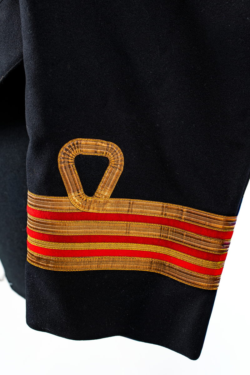 Jacka som hör till uniformen som användes av marinläkaren Anders Rudolf Prag.
Anders Prag kom tili Karlskrona 1929 som marinläkare, dispensärläkare och privatpraktiserande läkare, där hans största intresse alltid varit pediatriken, hans huvudintresse och specialitet. Anders Prag har här i staden gjort ett verkligt pionjärarbete i det att han startat barnavårdscentralsverksamheten, om vilken han aven hallit föreläsningar i Karlskrona läkareforening. I föreningen har han varit sekreterare och ordförande. Som marinläkare har Anders nått l:e marinläkargraden. De gåger han underhillit kollegerna med sång till luta, då hans sonora stamma klingat så vackert har varit verkliga högtidsstunder (ur Karlskrona Lakareförening 120 år Från hot om prygelstraff till fastställd arbetstid, SVEN SVENNERUD och HOLGER HOLMGREN 1978). "Gradbeteckningar med olikfärgat kläde mellan galonerna för civilmilitära tjänstemän med specialutbildning inom marinen; rött för marinläkare, vitt för marinintendent och lila för mariningenjör." S. 23 Flottans sjöofficersuniformer i Sjöhistoriska museets samlingar. Nils-Erik Melinder. Sida 38, samma skrift: "Från år 1937, utformades den för sjöofficeraren runda öglan till en rundad triangulär ögla, dessutom poängterad med olikfärgat kläde mellan galonerna. Statusen blev civilmilitär. Ett sammanhängande "öknamn" för den officerskategorin blev därför "päronklubben."