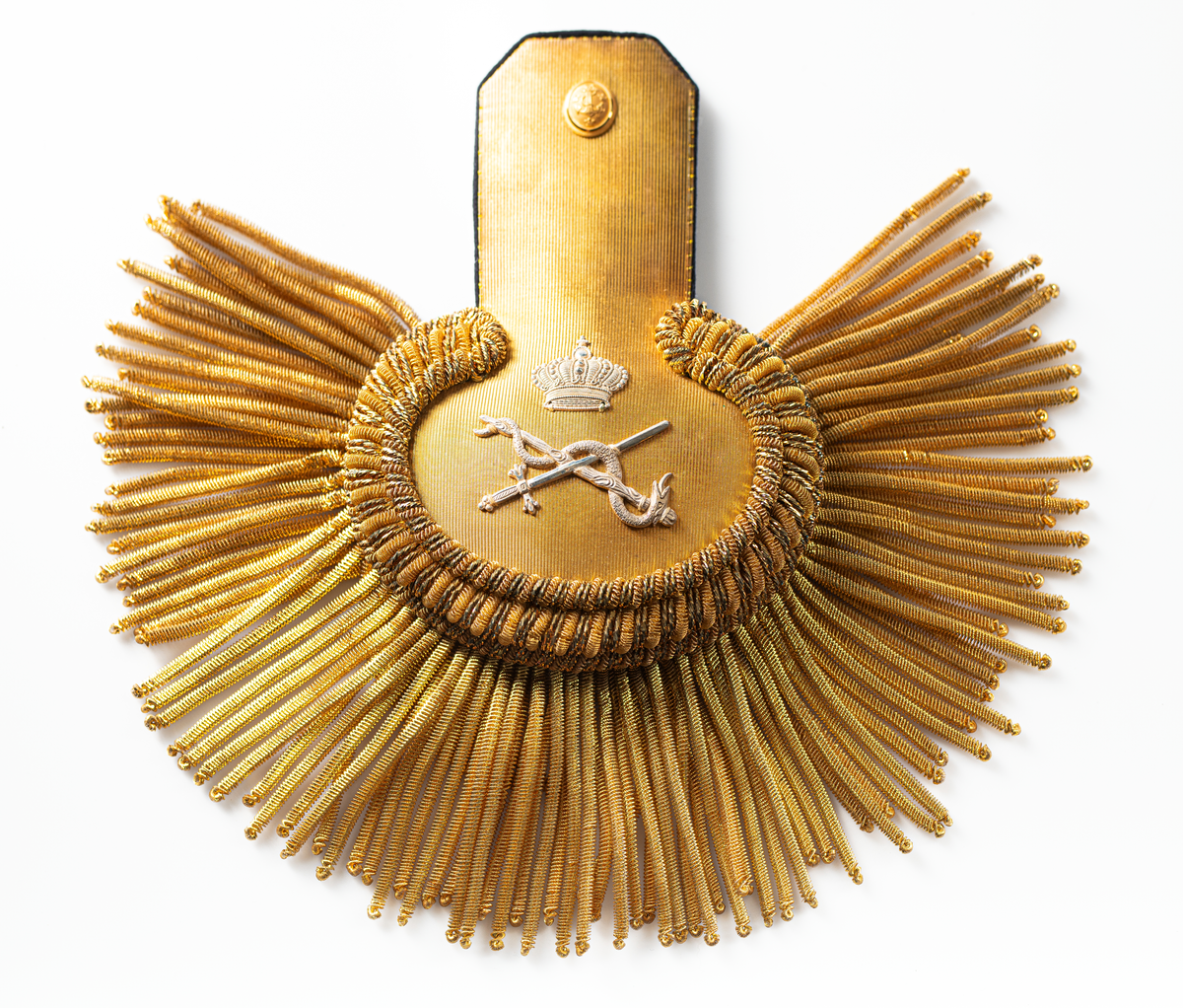 Ett par epåletter i ask av kartong som hör till uniformen som användes av marinläkaren Anders Rudolf Prag.
Anders Prag kom tili Karlskrona 1929 som marinläkare, dispensärläkare och privatpraktiserande läkare, där hans största intresse alltid varit pediatriken, hans huvudintresse och specialitet. Anders Prag har här i staden gjort ett verkligt pionjärarbete i det att han startat barnavårdscentralsverksamheten, om vilken han aven hallit föreläsningar i Karlskrona läkareforening. I föreningen har han varit sekreterare och ordförande. Som marinläkare har Anders nått l:e marinläkargraden. De gåger han underhillit kollegerna med sång till luta, då hans sonora stamma klingat så vackert har varit verkliga högtidsstunder (ur Karlskrona Lakareförening 120 år Från hot om prygelstraff till fastställd arbetstid, SVEN SVENNERUD och HOLGER HOLMGREN 1978). "Gradbeteckningar med olikfärgat kläde mellan galonerna för civilmilitära tjänstemän med specialutbildning inom marinen; rött för marinläkare, vitt för marinintendent och lila för mariningenjör." S. 23 Flottans sjöofficersuniformer i Sjöhistoriska museets samlingar. Nils-Erik Melinder. Sida 38, samma skrift: "Från år 1937, utformades den för sjöofficeraren runda öglan till en rundad triangulär ögla, dessutom poängterad med olikfärgat kläde mellan galonerna. Statusen blev civilmilitär. Ett sammanhängande "öknamn" för den officerskategorin blev därför "päronklubben."