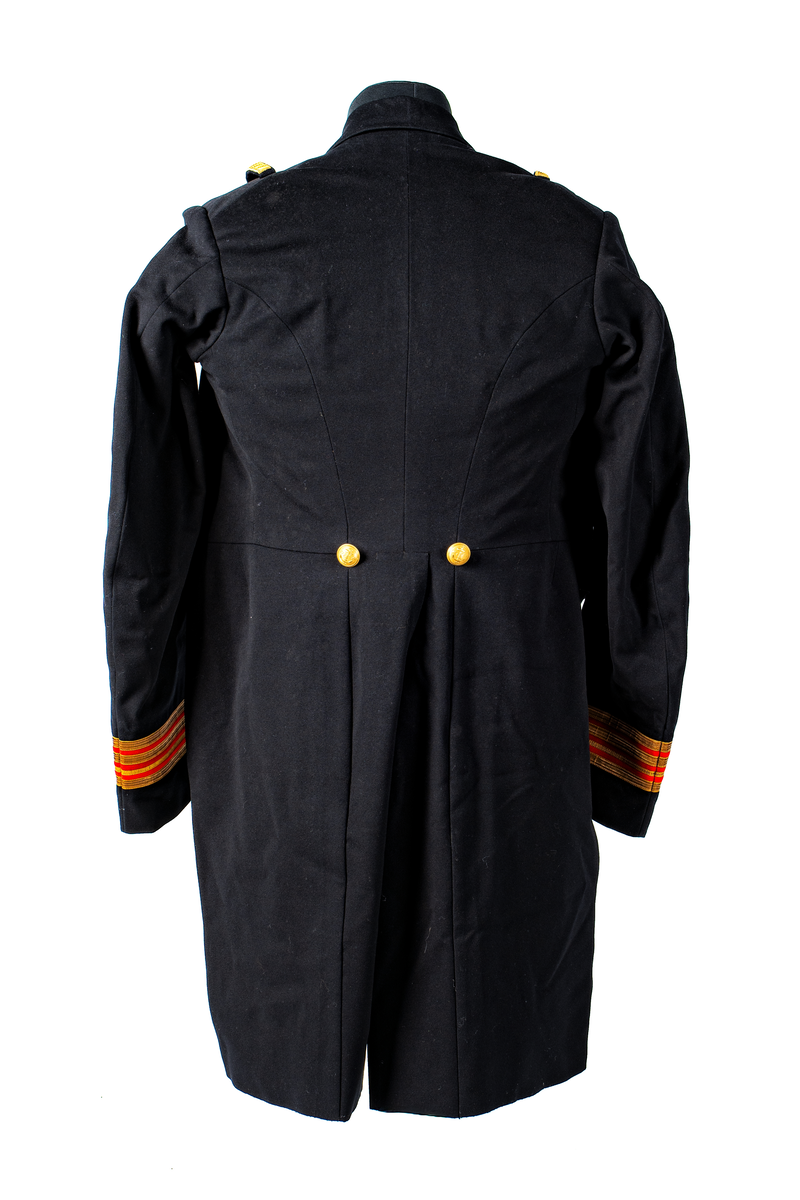 Jacka som hör till uniformen som användes av marinläkaren Anders Rudolf Prag.
Anders Prag kom tili Karlskrona 1929 som marinläkare, dispensärläkare och privatpraktiserande läkare, där hans största intresse alltid varit pediatriken, hans huvudintresse och specialitet. Anders Prag har här i staden gjort ett verkligt pionjärarbete i det att han startat barnavårdscentralsverksamheten, om vilken han aven hallit föreläsningar i Karlskrona läkareforening. I föreningen har han varit sekreterare och ordförande. Som marinläkare har Anders nått l:e marinläkargraden. De gåger han underhillit kollegerna med sång till luta, då hans sonora stamma klingat så vackert har varit verkliga högtidsstunder (ur Karlskrona Lakareförening 120 år Från hot om prygelstraff till fastställd arbetstid, SVEN SVENNERUD och HOLGER HOLMGREN 1978). "Gradbeteckningar med olikfärgat kläde mellan galonerna för civilmilitära tjänstemän med specialutbildning inom marinen; rött för marinläkare, vitt för marinintendent och lila för mariningenjör." S. 23 Flottans sjöofficersuniformer i Sjöhistoriska museets samlingar. Nils-Erik Melinder. Sida 38, samma skrift: "Från år 1937, utformades den för sjöofficeraren runda öglan till en rundad triangulär ögla, dessutom poängterad med olikfärgat kläde mellan galonerna. Statusen blev civilmilitär. Ett sammanhängande "öknamn" för den officerskategorin blev därför "päronklubben."