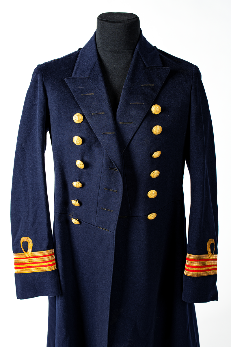 Kappa som hör till uniformen som användes av marinläkaren Anders Rudolf Prag.
Anders Prag kom tili Karlskrona 1929 som marinläkare, dispensärläkare och privatpraktiserande läkare, där hans största intresse alltid varit pediatriken, hans huvudintresse och specialitet. Anders Prag har här i staden gjort ett verkligt pionjärarbete i det att han startat barnavårdscentralsverksamheten, om vilken han aven hallit föreläsningar i Karlskrona läkareforening. I föreningen har han varit sekreterare och ordförande. Som marinläkare har Anders nått l:e marinläkargraden. De gåger han underhillit kollegerna med sång till luta, då hans sonora stamma klingat så vackert har varit verkliga högtidsstunder (ur Karlskrona Lakareförening 120 år Från hot om prygelstraff till fastställd arbetstid, SVEN SVENNERUD och HOLGER HOLMGREN 1978). "Gradbeteckningar med olikfärgat kläde mellan galonerna för civilmilitära tjänstemän med specialutbildning inom marinen; rött för marinläkare, vitt för marinintendent och lila för mariningenjör." S. 23 Flottans sjöofficersuniformer i Sjöhistoriska museets samlingar. Nils-Erik Melinder. Sida 38, samma skrift: "Från år 1937, utformades den för sjöofficeraren runda öglan till en rundad triangulär ögla, dessutom poängterad med olikfärgat kläde mellan galonerna. Statusen blev civilmilitär. Ett sammanhängande "öknamn" för den officerskategorin blev därför "päronklubben."