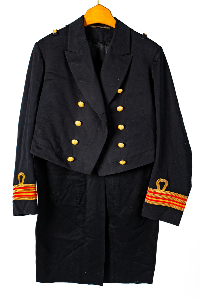 Jacka som hör till uniformen som användes av marinläkaren Anders Rudolf Prag.
Anders Prag kom tili Karlskrona 1929 som marinläkare, dispensärläkare och privatpraktiserande läkare, där hans största intresse alltid varit pediatriken, hans huvudintresse och specialitet. Anders Prag har här i staden gjort ett verkligt pionjärarbete i det att han startat barnavårdscentralsverksamheten, om vilken han aven hallit föreläsningar i Karlskrona läkareforening. I föreningen har han varit sekreterare och ordförande. Som marinläkare har Anders nått l:e marinläkargraden. De gåger han underhillit kollegerna med sång till luta, då hans sonora stamma klingat så vackert har varit verkliga högtidsstunder (ur Karlskrona Lakareförening 120 år Från hot om prygelstraff till fastställd arbetstid, SVEN SVENNERUD och HOLGER HOLMGREN 1978). "Gradbeteckningar med olikfärgat kläde mellan galonerna för civilmilitära tjänstemän med specialutbildning inom marinen; rött för marinläkare, vitt för marinintendent och lila för mariningenjör." S. 23 Flottans sjöofficersuniformer i Sjöhistoriska museets samlingar. Nils-Erik Melinder. Sida 38, samma skrift: "Från år 1937, utformades den för sjöofficeraren runda öglan till en rundad triangulär ögla, dessutom poängterad med olikfärgat kläde mellan galonerna. Statusen blev civilmilitär. Ett sammanhängande "öknamn" för den officerskategorin blev därför "päronklubben."