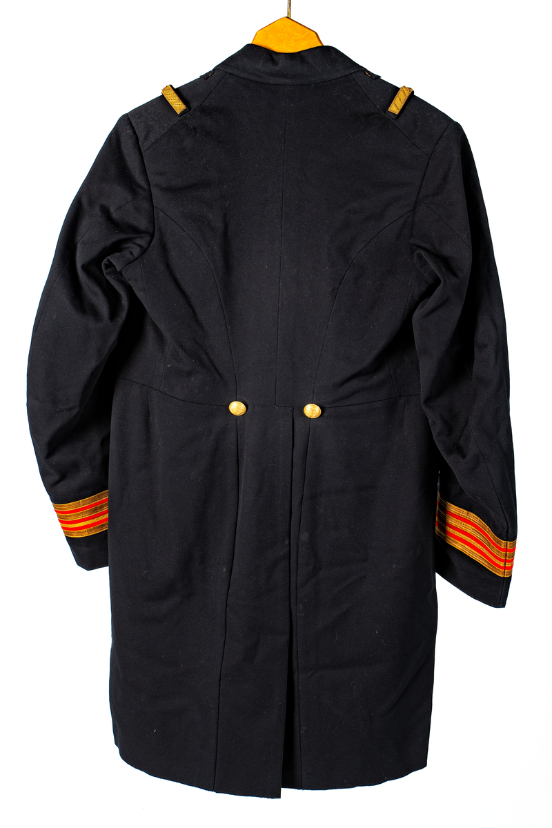 Jacka som hör till uniformen som användes av marinläkaren Anders Rudolf Prag.
Anders Prag kom tili Karlskrona 1929 som marinläkare, dispensärläkare och privatpraktiserande läkare, där hans största intresse alltid varit pediatriken, hans huvudintresse och specialitet. Anders Prag har här i staden gjort ett verkligt pionjärarbete i det att han startat barnavårdscentralsverksamheten, om vilken han aven hallit föreläsningar i Karlskrona läkareforening. I föreningen har han varit sekreterare och ordförande. Som marinläkare har Anders nått l:e marinläkargraden. De gåger han underhillit kollegerna med sång till luta, då hans sonora stamma klingat så vackert har varit verkliga högtidsstunder (ur Karlskrona Lakareförening 120 år Från hot om prygelstraff till fastställd arbetstid, SVEN SVENNERUD och HOLGER HOLMGREN 1978). "Gradbeteckningar med olikfärgat kläde mellan galonerna för civilmilitära tjänstemän med specialutbildning inom marinen; rött för marinläkare, vitt för marinintendent och lila för mariningenjör." S. 23 Flottans sjöofficersuniformer i Sjöhistoriska museets samlingar. Nils-Erik Melinder. Sida 38, samma skrift: "Från år 1937, utformades den för sjöofficeraren runda öglan till en rundad triangulär ögla, dessutom poängterad med olikfärgat kläde mellan galonerna. Statusen blev civilmilitär. Ett sammanhängande "öknamn" för den officerskategorin blev därför "päronklubben."