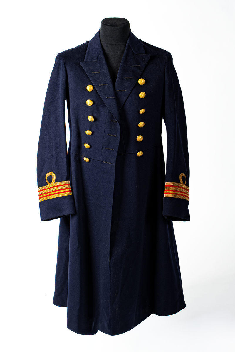 Kappa som hör till uniformen som användes av marinläkaren Anders Rudolf Prag.
Anders Prag kom tili Karlskrona 1929 som marinläkare, dispensärläkare och privatpraktiserande läkare, där hans största intresse alltid varit pediatriken, hans huvudintresse och specialitet. Anders Prag har här i staden gjort ett verkligt pionjärarbete i det att han startat barnavårdscentralsverksamheten, om vilken han aven hallit föreläsningar i Karlskrona läkareforening. I föreningen har han varit sekreterare och ordförande. Som marinläkare har Anders nått l:e marinläkargraden. De gåger han underhillit kollegerna med sång till luta, då hans sonora stamma klingat så vackert har varit verkliga högtidsstunder (ur Karlskrona Lakareförening 120 år Från hot om prygelstraff till fastställd arbetstid, SVEN SVENNERUD och HOLGER HOLMGREN 1978). "Gradbeteckningar med olikfärgat kläde mellan galonerna för civilmilitära tjänstemän med specialutbildning inom marinen; rött för marinläkare, vitt för marinintendent och lila för mariningenjör." S. 23 Flottans sjöofficersuniformer i Sjöhistoriska museets samlingar. Nils-Erik Melinder. Sida 38, samma skrift: "Från år 1937, utformades den för sjöofficeraren runda öglan till en rundad triangulär ögla, dessutom poängterad med olikfärgat kläde mellan galonerna. Statusen blev civilmilitär. Ett sammanhängande "öknamn" för den officerskategorin blev därför "päronklubben."