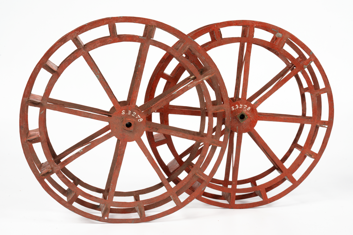 Fartygsmodell av hjulångare Carl XV. Hel, spantbyggd av trä och järnplit.