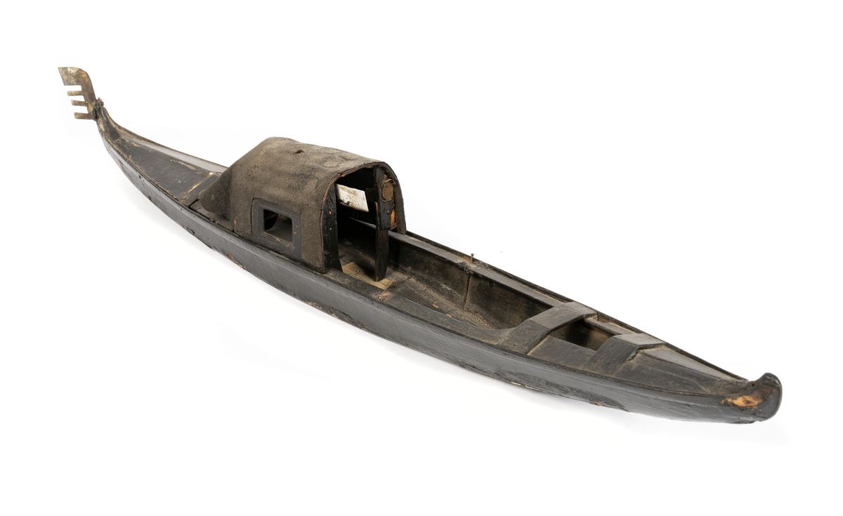 En bred bottenplanka. Bordläggning: Ett bord på var sida. Överbyggnad: Duk spänd på träram. En stävprydnad.Föremålets form: Spetsgattad