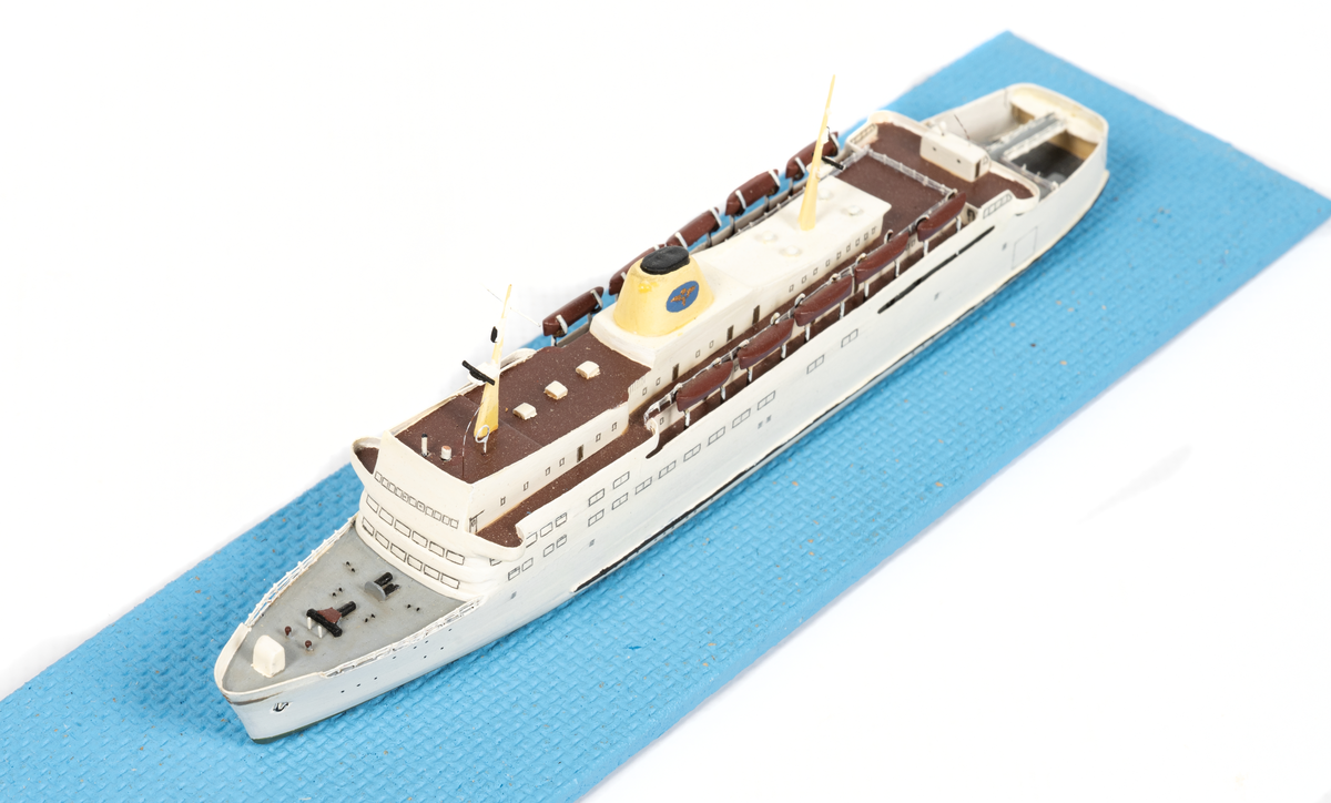 Vattenlinjemodell av tågfärgan TRELLEBORG.
Skrov och skorsten är av balsa, masterna av bok, relingar av papper och koppartråd. Modellen är mattlackerad med ventiler i blyerts och texten i svart tusch.
Arbetstid för tillverkningen har varit 35-40 timmar.