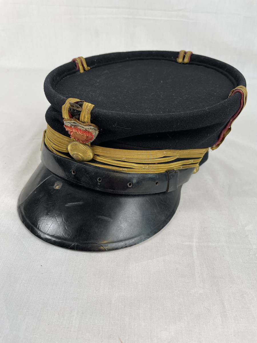 Militærlue, førkrigsmodell. Grønn med sort fôr, fire gullstriper.