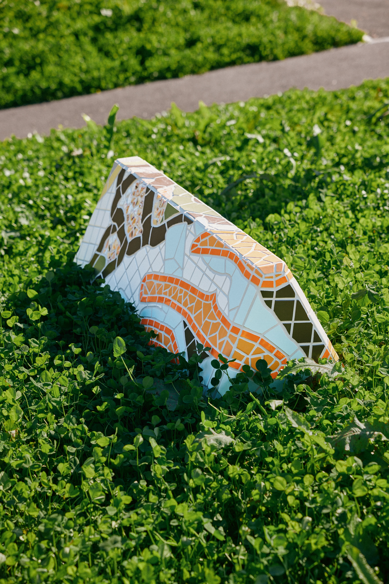 Kunstprosjektet knytter seg aktivt til stedet ved å tematisere grenser, grenseoppganger og grenseverdier – både fysiske, mentale og strukturelle. De to skulpturene til Julius Berntzen Karoubi befinner seg på hver sin side av grensen, noe som kan gi assosiasjon til fredmonumentets to søyler og Morokuliens hjørnesteiner. Gjennom bruk av mosaikk omformer Karoubi tradisjonelle sperrestein, kjent som betonggriser, til skulpturer med et fargerikt og fragmentert uttrykk. Skulpturene tar utgangspunkt i allerede eksiterende former og materialer som kommer med en betydning og en funksjon forbundet med kontroll, begrensning og makt.