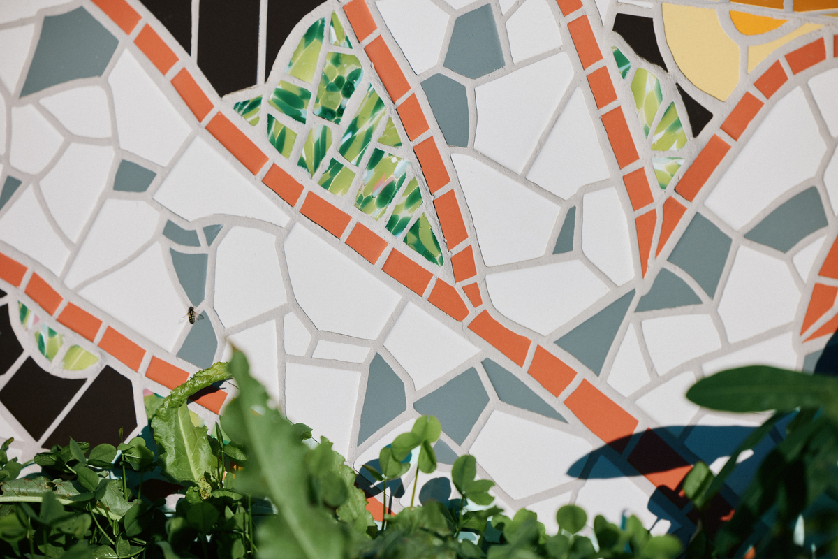 Kunstprosjektet knytter seg aktivt til stedet ved å tematisere grenser, grenseoppganger og grenseverdier – både fysiske, mentale og strukturelle. De to skulpturene til Julius Berntzen Karoubi befinner seg på hver sin side av grensen, noe som kan gi assosiasjon til fredmonumentets to søyler og Morokuliens hjørnesteiner. Gjennom bruk av mosaikk omformer Karoubi tradisjonelle sperrestein, kjent som betonggriser, til skulpturer med et fargerikt og fragmentert uttrykk. Skulpturene tar utgangspunkt i allerede eksiterende former og materialer som kommer med en betydning og en funksjon forbundet med kontroll, begrensning og makt.