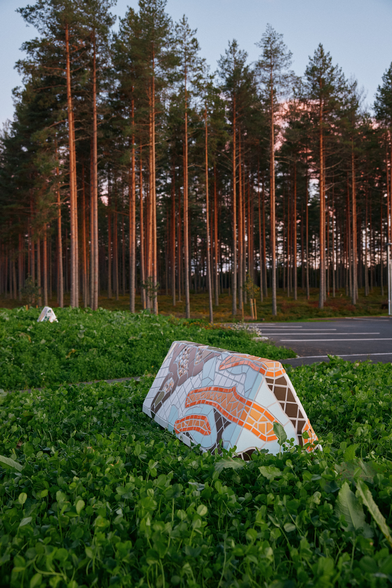 Kunstprosjektet knytter seg aktivt til stedet ved å tematisere grenser, grenseoppganger og grenseverdier – både fysiske, mentale og strukturelle. De to skulpturene til Julius Berntzen Karoubi befinner seg på hver sin side av grensen, noe som kan gi assosiasjon til fredmonumentets to søyler og Morokuliens hjørnesteiner. Gjennom bruk av mosaikk omformer Karoubi tradisjonelle sperrestein, kjent som betonggriser, til skulpturer med et fargerikt og fragmentert uttrykk. Skulpturene tar utgangspunkt i allerede eksiterende former og materialer som kommer med en betydning og en funksjon forbundet med kontroll, begrensning og makt.