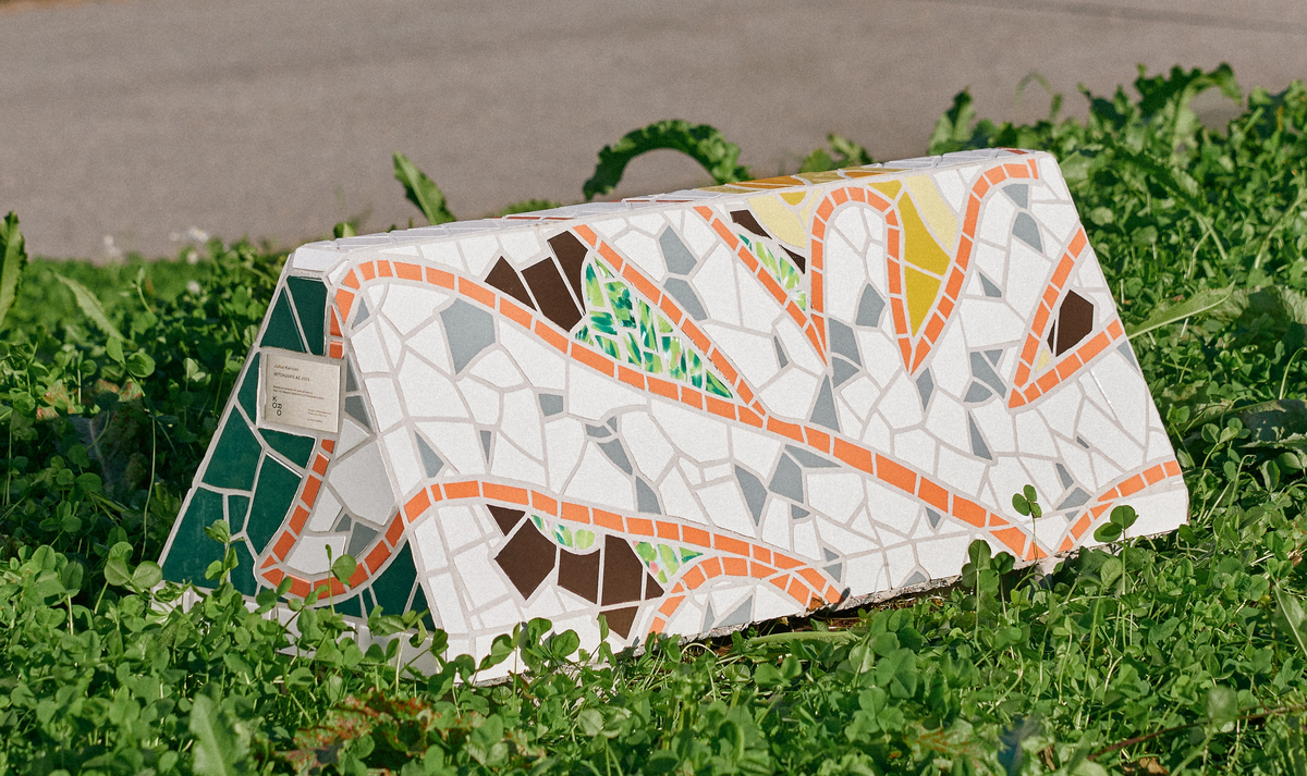 Kunstprosjektet knytter seg aktivt til stedet ved å tematisere grenser, grenseoppganger og grenseverdier – både fysiske, mentale og strukturelle. De to skulpturene til Julius Berntzen Karoubi befinner seg på hver sin side av grensen, noe som kan gi assosiasjon til fredmonumentets to søyler og Morokuliens hjørnesteiner. Gjennom bruk av mosaikk omformer Karoubi tradisjonelle sperrestein, kjent som betonggriser, til skulpturer med et fargerikt og fragmentert uttrykk. Skulpturene tar utgangspunkt i allerede eksiterende former og materialer som kommer med en betydning og en funksjon forbundet med kontroll, begrensning og makt.