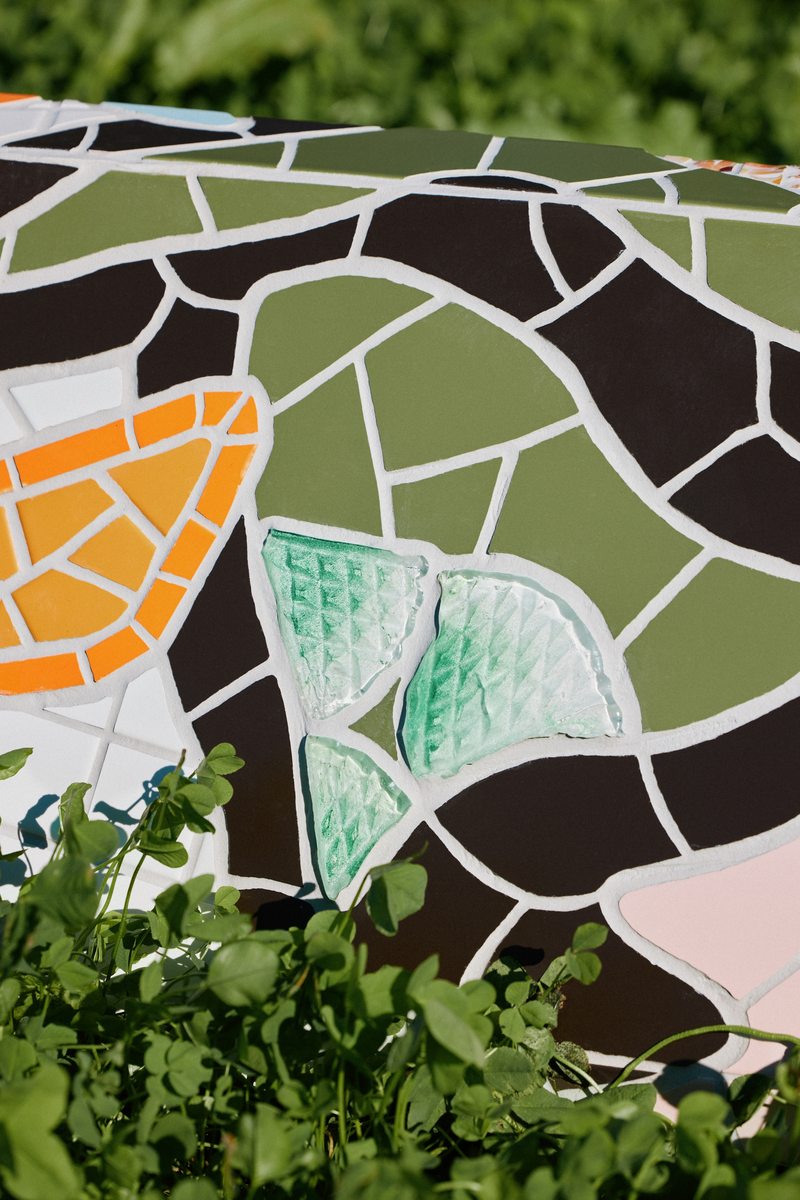 Kunstprosjektet knytter seg aktivt til stedet ved å tematisere grenser, grenseoppganger og grenseverdier – både fysiske, mentale og strukturelle. De to skulpturene til Julius Berntzen Karoubi befinner seg på hver sin side av grensen, noe som kan gi assosiasjon til fredmonumentets to søyler og Morokuliens hjørnesteiner. Gjennom bruk av mosaikk omformer Karoubi tradisjonelle sperrestein, kjent som betonggriser, til skulpturer med et fargerikt og fragmentert uttrykk. Skulpturene tar utgangspunkt i allerede eksiterende former og materialer som kommer med en betydning og en funksjon forbundet med kontroll, begrensning og makt.