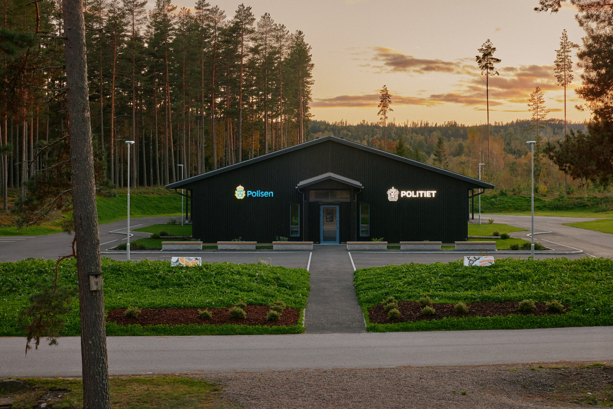 Kunstprosjektet knytter seg aktivt til stedet ved å tematisere grenser, grenseoppganger og grenseverdier – både fysiske, mentale og strukturelle. De to skulpturene til Julius Berntzen Karoubi befinner seg på hver sin side av grensen, noe som kan gi assosiasjon til fredmonumentets to søyler og Morokuliens hjørnesteiner. Gjennom bruk av mosaikk omformer Karoubi tradisjonelle sperrestein, kjent som betonggriser, til skulpturer med et fargerikt og fragmentert uttrykk. Skulpturene tar utgangspunkt i allerede eksiterende former og materialer som kommer med en betydning og en funksjon forbundet med kontroll, begrensning og makt.