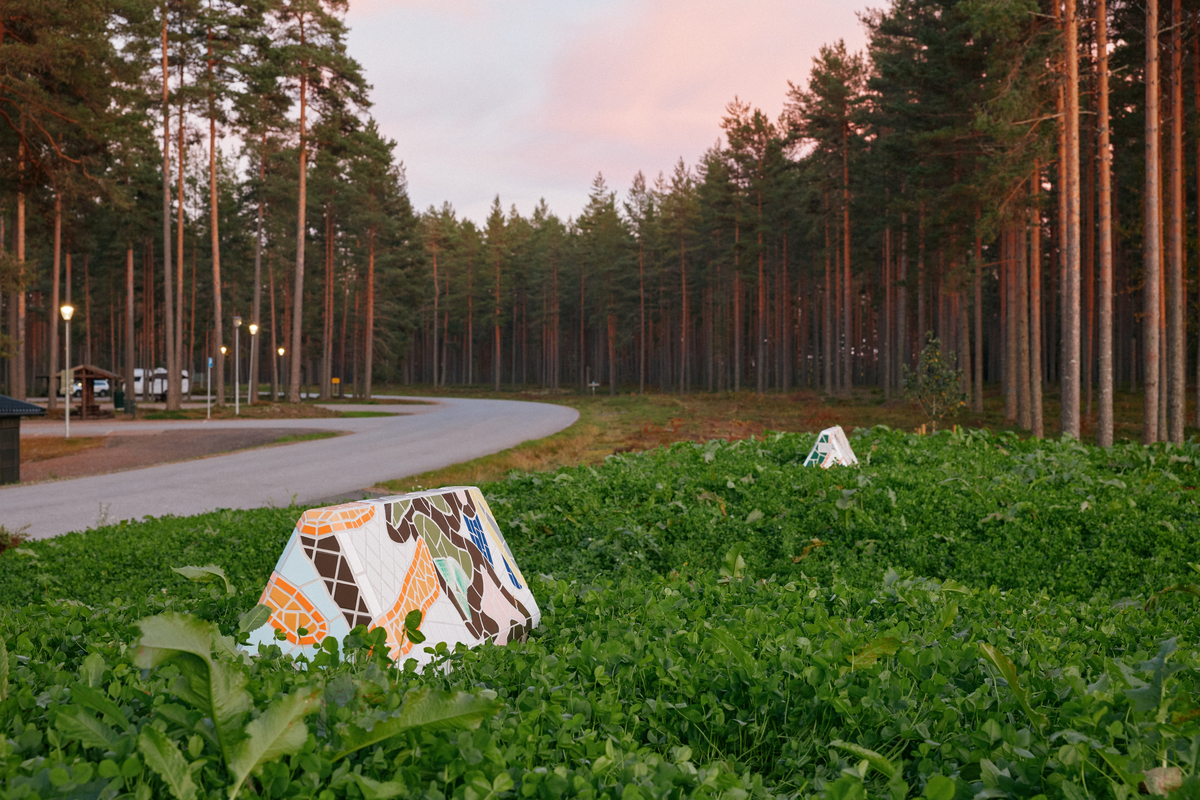 Kunstprosjektet knytter seg aktivt til stedet ved å tematisere grenser, grenseoppganger og grenseverdier – både fysiske, mentale og strukturelle. De to skulpturene til Julius Berntzen Karoubi befinner seg på hver sin side av grensen, noe som kan gi assosiasjon til fredmonumentets to søyler og Morokuliens hjørnesteiner. Gjennom bruk av mosaikk omformer Karoubi tradisjonelle sperrestein, kjent som betonggriser, til skulpturer med et fargerikt og fragmentert uttrykk. Skulpturene tar utgangspunkt i allerede eksiterende former og materialer som kommer med en betydning og en funksjon forbundet med kontroll, begrensning og makt.