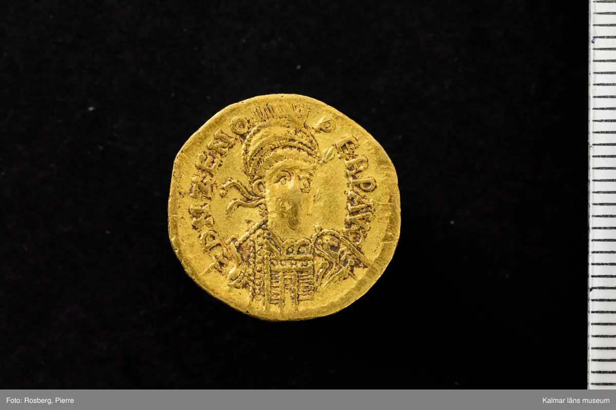 KLM 46712:4. Mynt, solidus. Av guld. Präglad för Zeno (regent 474-476, 476-491), Konstantinopel officina Theta. Åtsida: D N ZENO – PERP AVG. Frånsida: VICTORI –A AVGGG, officina letter T. In exergue: CONOB. Bestämning: RIC X 930. Issued c. 476–491.