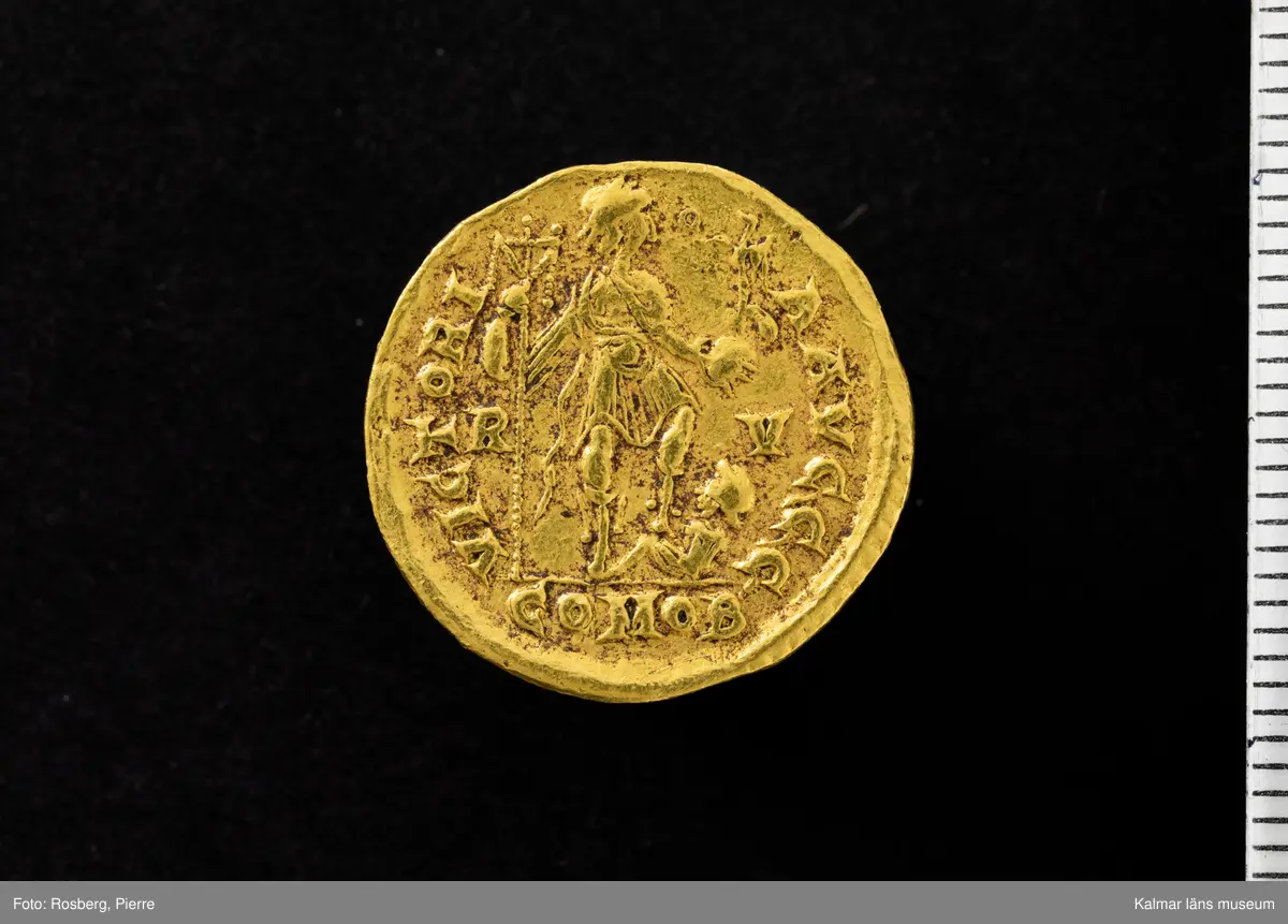 KLM 46712:1. Mynt, solidus. Av guld. Präglad för Honorius (regent 395-423), Ravenna. Åtsida: D N HONORI – VS P F AVG. Frånsida: VICTORI – A AVGGG / R - V. In exergue: COMOB. Bestämning: RIC X 1287. Issued c. 408–423.