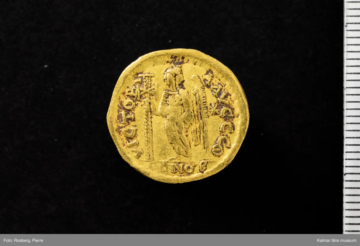 KLM 46712:4. Mynt, solidus. Av guld. Präglad för Zeno (regent 474-476, 476-491), Konstantinopel officina Theta. Åtsida: D N ZENO – PERP AVG. Frånsida: VICTORI –A AVGGG, officina letter T. In exergue: CONOB. Bestämning: RIC X 930. Issued c. 476–491.