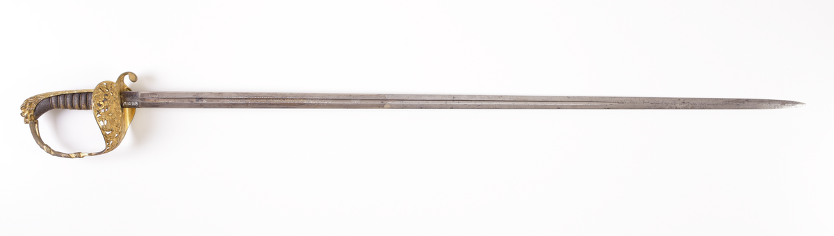 Officerssabel, möjligen modell M 1859 eller M 1899, med förgyllt mässingsfäste. Kaveln är klädd med svärtat fiskskinn, försedd med 8 räfflor lindade med snodd mässingstråd. Ryggbeslaget övergår i en kappa utförd som ett lejonhuvud. Parerplåten är enkelsidig och tillverkad av genombruten förgylld mässing. Klingan är tveeggad, försedd med blodskåror och etsade förgyllda ornament, Smålandsvapnet samt orden "Fäderneslandet" på ena sidan och "Konungen" på andra sidan.

Inskrivet i huvudbok år 1941.