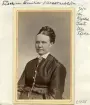 Porträtt av Emilia Westerblad. Född i Stockholm och från 1872 gift med Gustaf Ulrik Fischer, komminister i Skönberga och vidare kyrkoherde i Varv och Styra. Änka 1888 och från 1890 bosatt i Linköping. Foto omkring 1875.