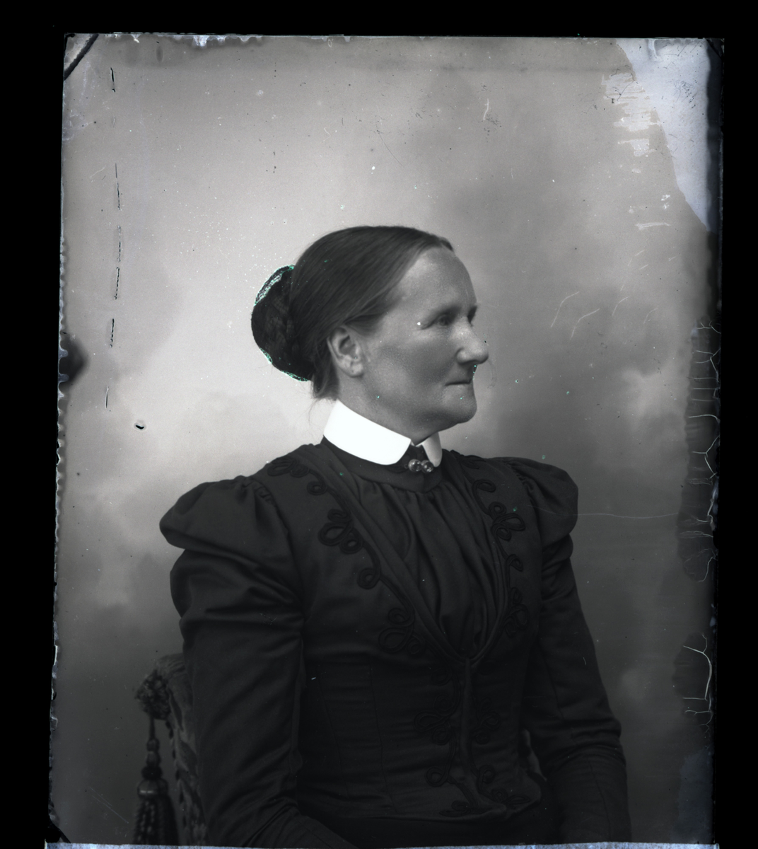 En kvinne.
Skrevet på papir som er festet til negativet: 676  Helmine Kvikstad, se bilde GM_MG.03449_1.