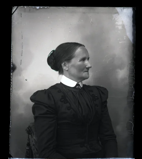 En kvinne.
Skrevet på papir som er festet til negativet: 676  Helmine Kvikstad, se bilde GM_MG.03449_1.