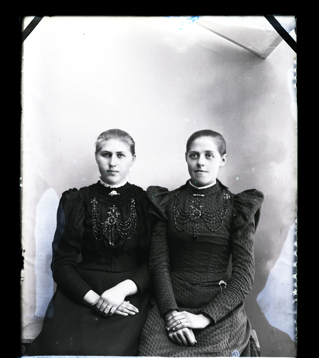 To unge kvinner.
Skrevet på papir som er festet til negativet: 678  Marie Kjærnholm, se bilde GM_MG.03450_1.