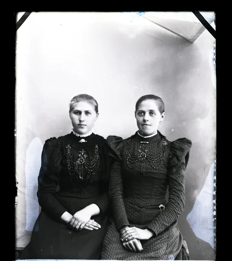 To unge kvinner.
Skrevet på papir som er festet til negativet: 678  Marie Kjærnholm, se bilde GM_MG.03450_1.