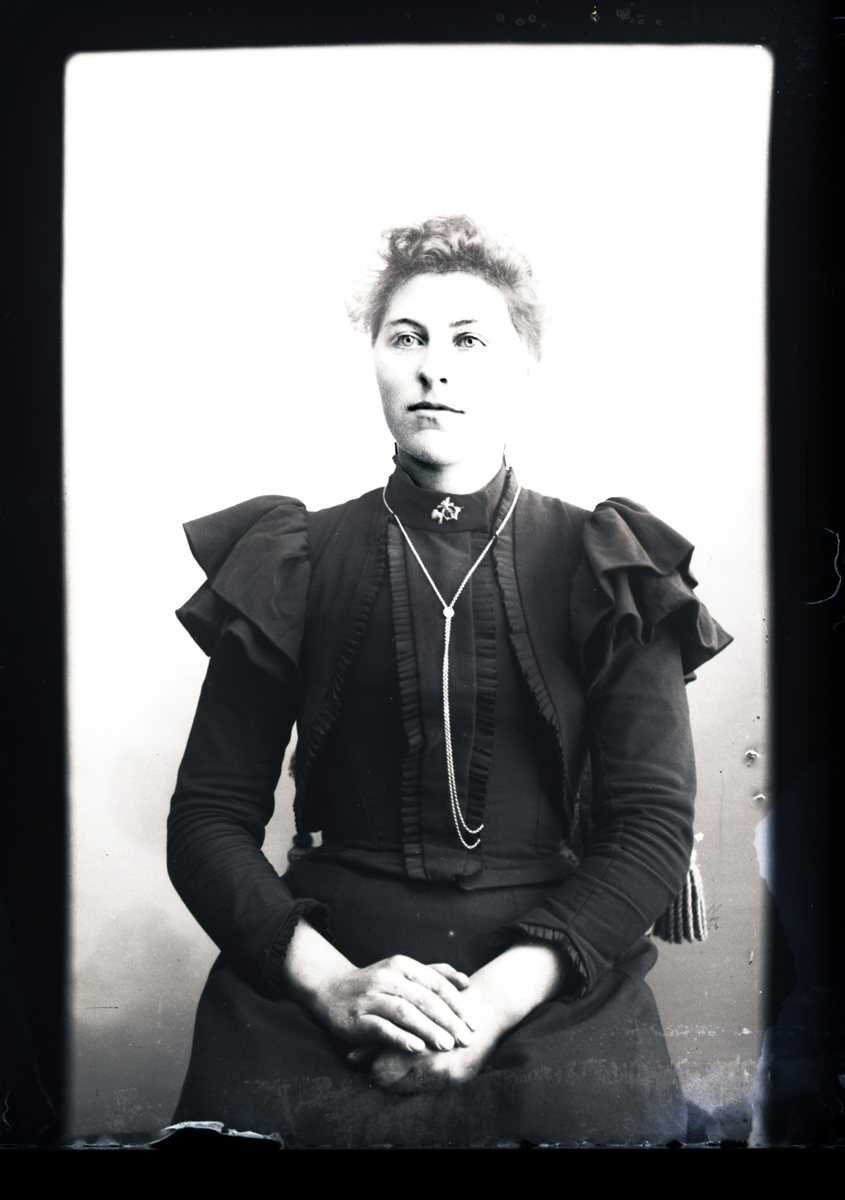 En kvinne.
Skrevet på papir som er festet til negativet: 679  Gusta Eid, se bilde GM_MG.03451_1.